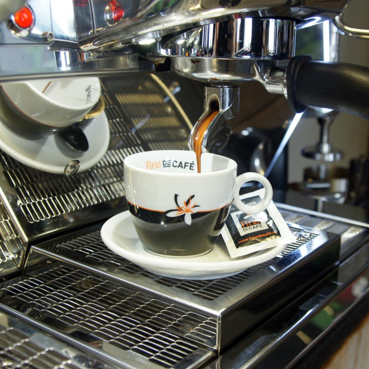 Fleur de cafe koffie uit espressomachine