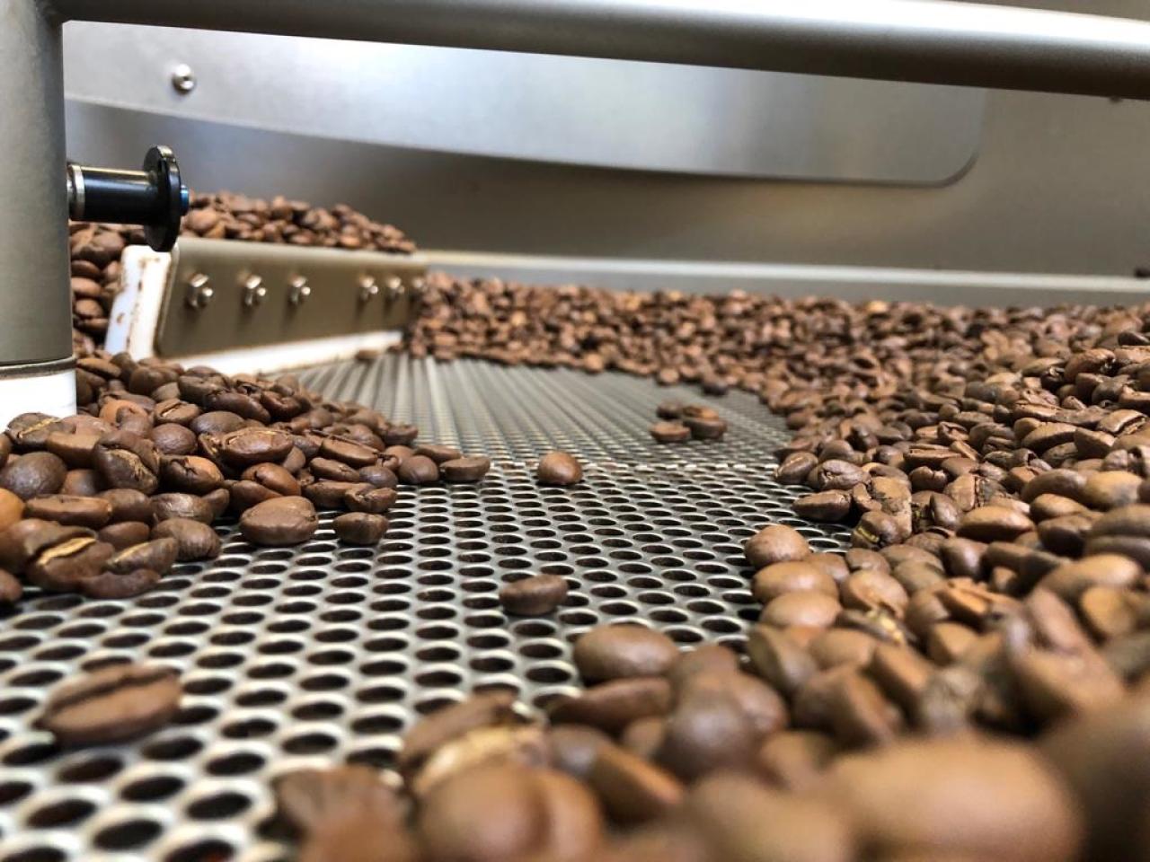 Koffiebonen in brander bij Fleur de Café